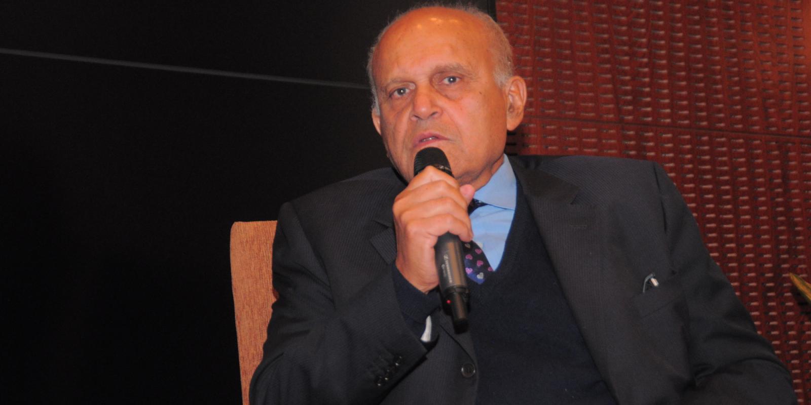 Sir Magdi Yacoub received a Global Impact Award from AUC in 2015, when he also came to AUC for a collaborative partnership between the University and the Magdi Yacoub Heart Foundation