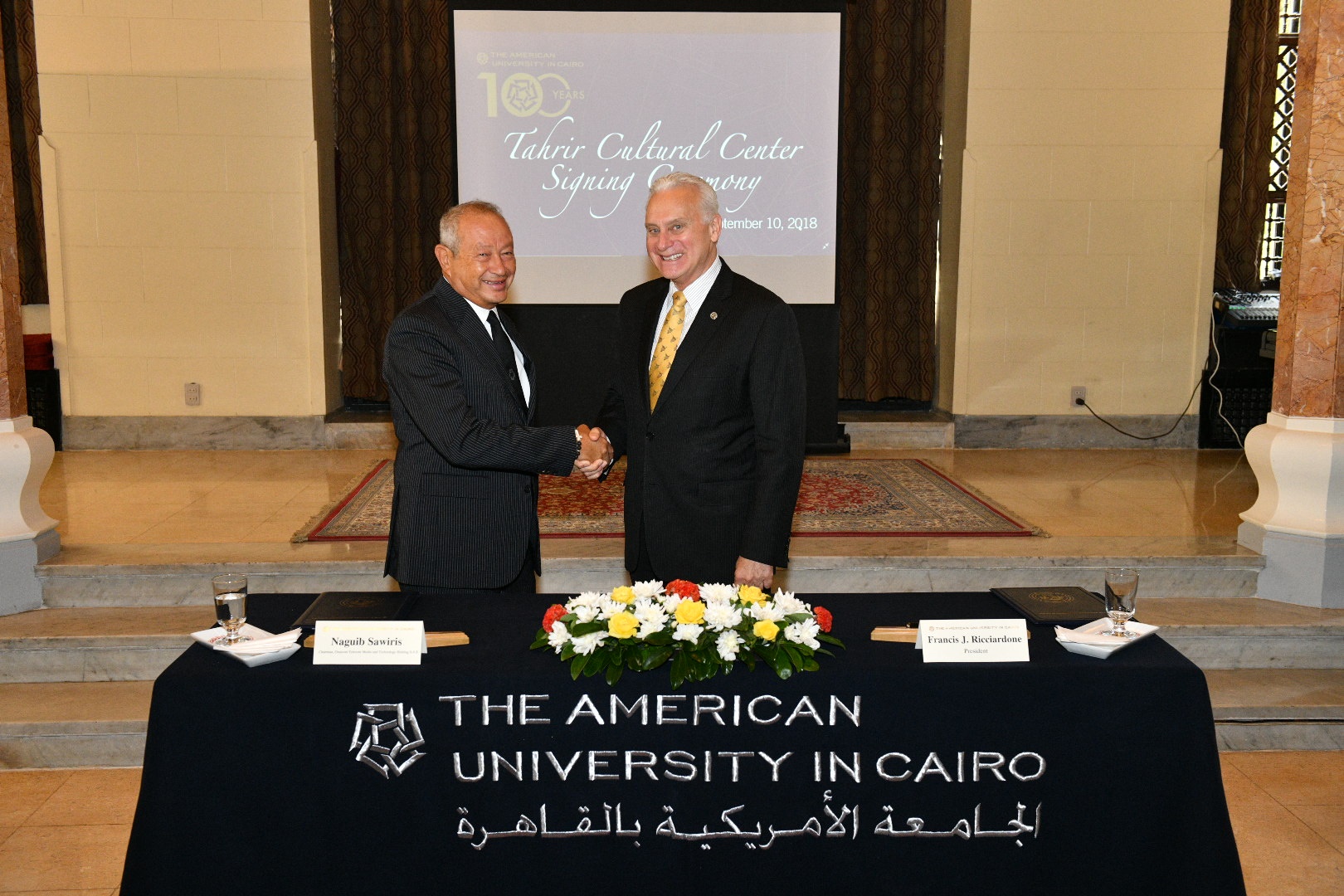 Signing TCC sawirs with the president