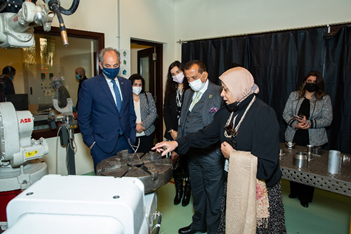 Al Habtoor Visits AUC