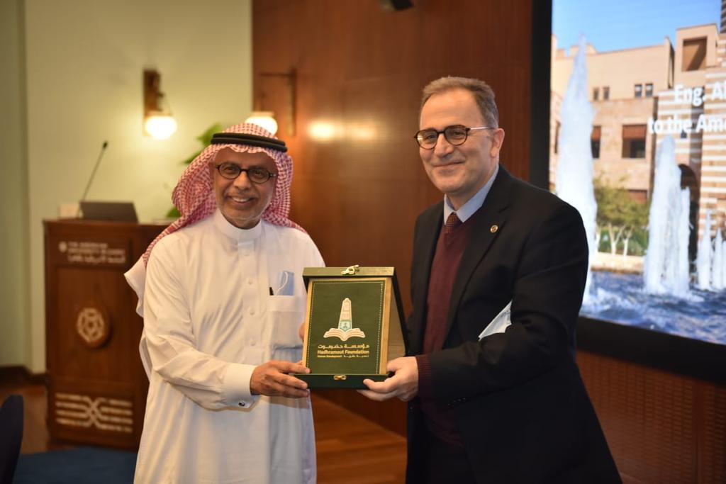 AUC President Ahmad Dallal welcomed Abdullah Bugshan, President of the Hadhramout Foundation holding  an award