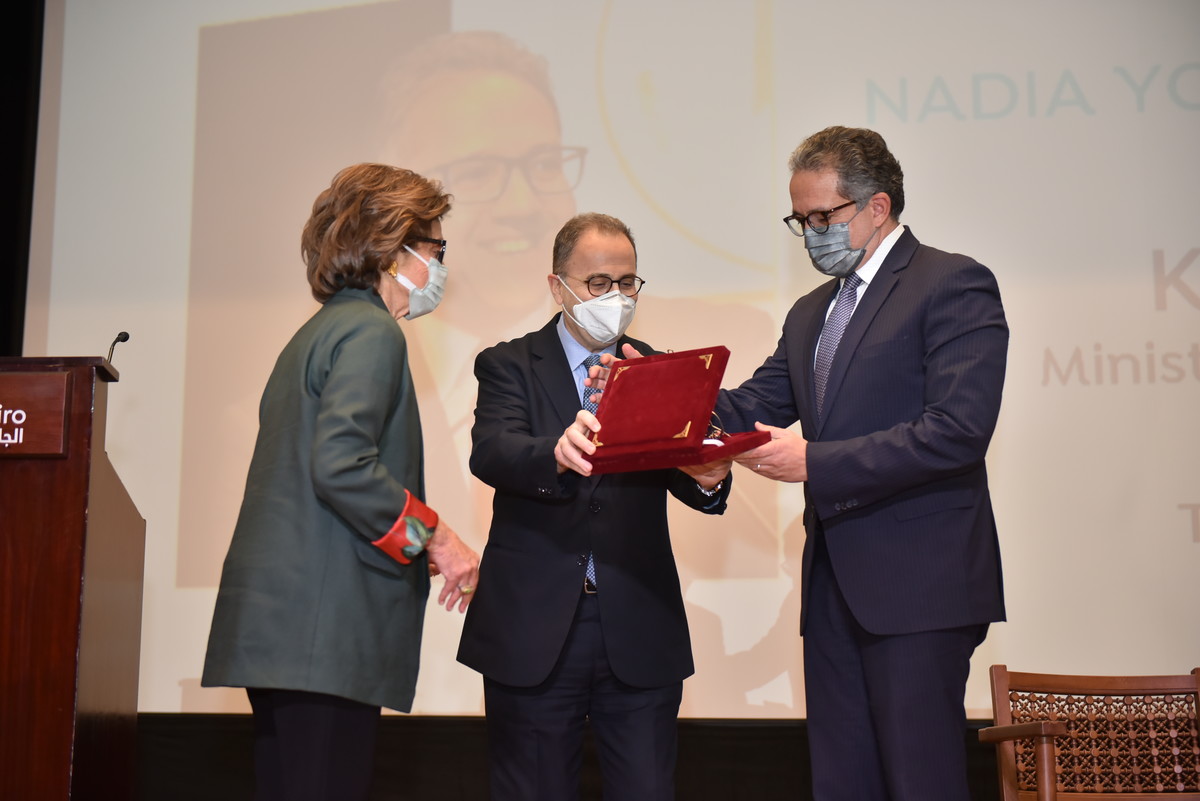AUC President Ahmad Dallal giving AUC silver emblem to and H.E. Khaled El-Enany, Minister of Tourism and Antiquities