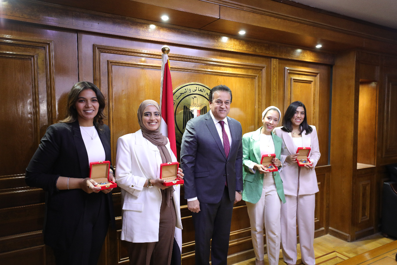 Higher Ed Minister Awards AUC students for self-luminous concrete project