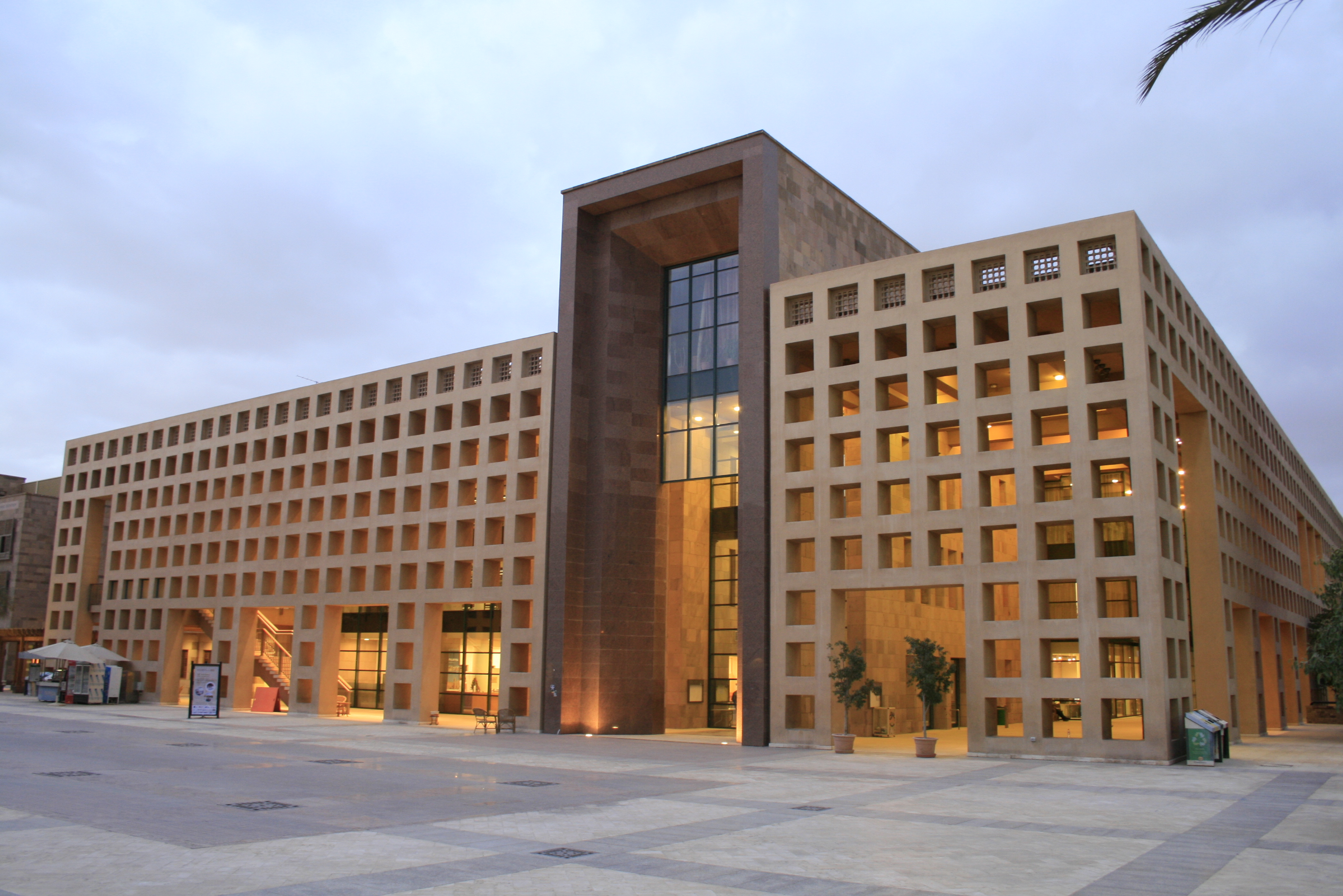 auc main library building