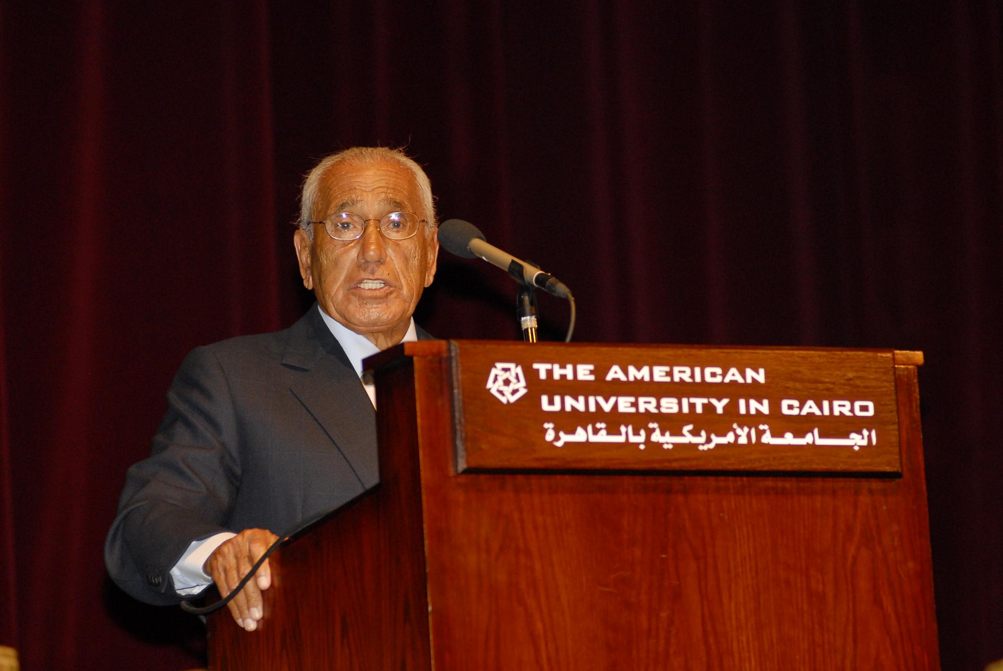 Mohamed Hassanein Heikal delivering a lecture as part of the Arabic Public Lecture Series in 2002