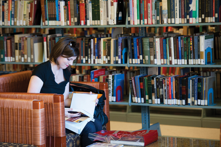 AUC students reading in library