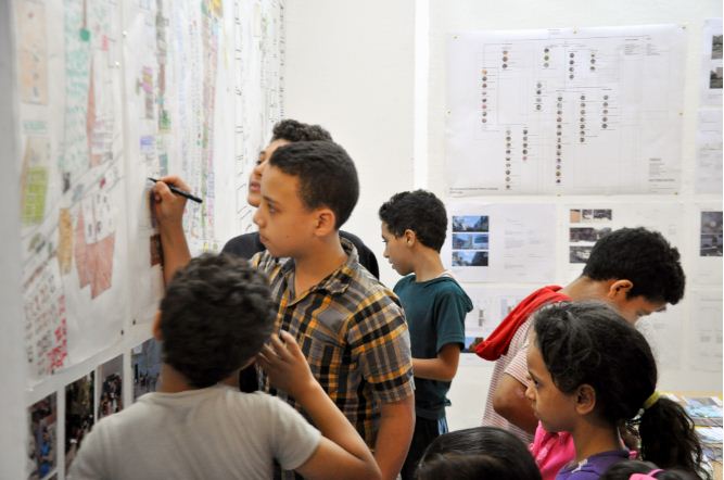 Children filling speech bubbles with their needs and urban narratives