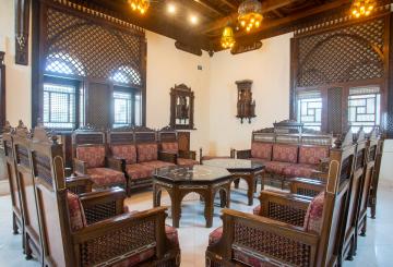 Sitting room with chairs and tables