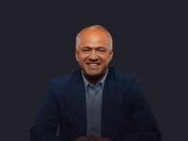 A MAN IN A PORTRAIT PHOTOSHOOT