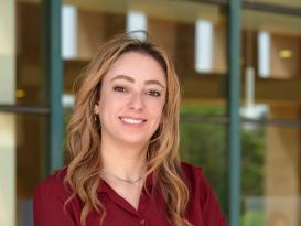 Nadine Barakat in front of the AUC library