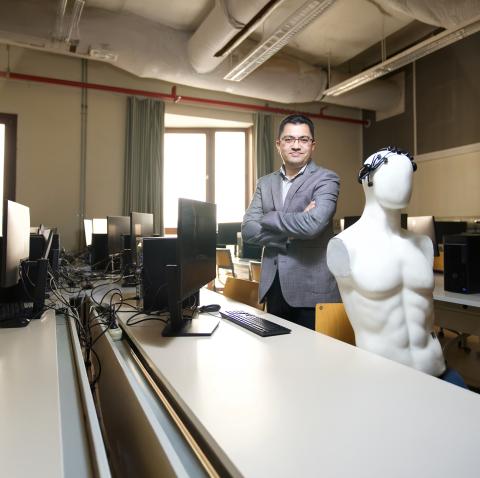 Professor Seif El-Dawlatly is standing next to a statue in a computer lab
