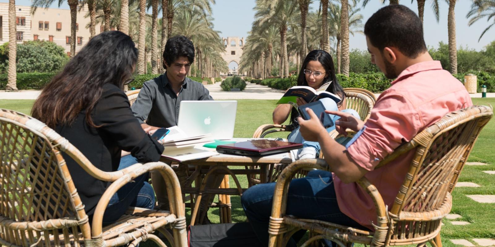 لطلاب الثانوية العامة المتفوقين: الجامعة تقدم عشرة منحاً دراسية كاملة  وجزئية | The American University in Cairo