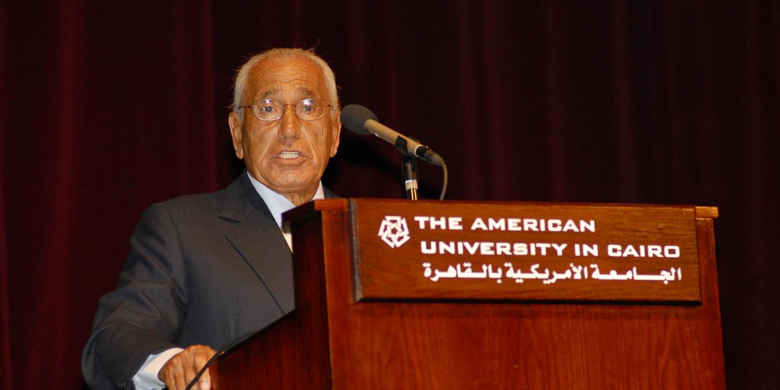 Mohamed Hassanein Heikal delivering a lecture as part of the Arabic Public Lecture Series in 2002