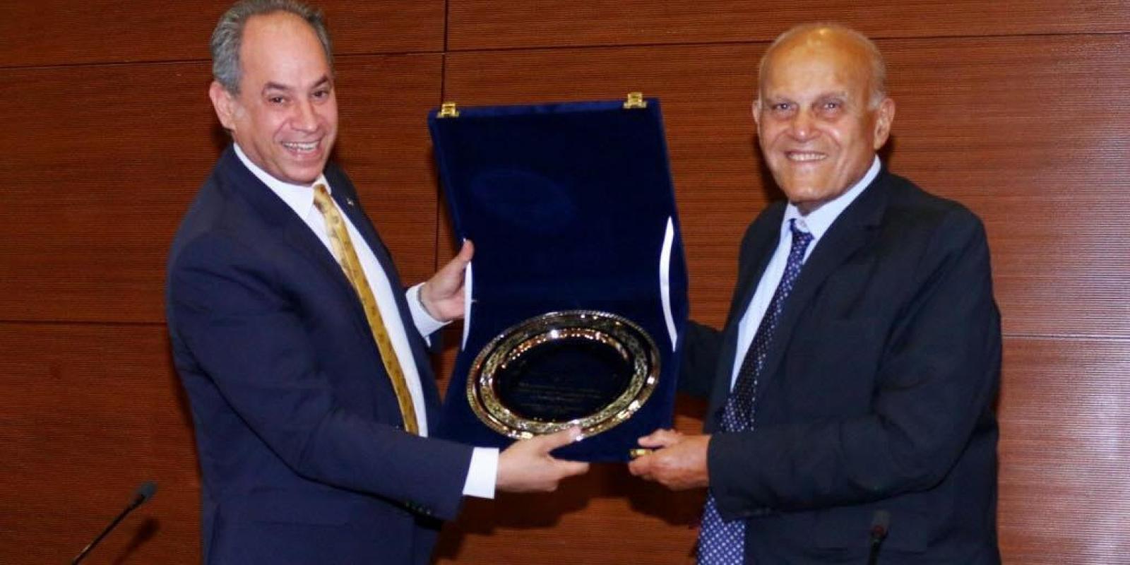 Provost Ehab Abdel-Rahman presented Professor Sir Magdi Yacoub with a silver plate in recognition of his "enduring commitment and remarkable impact in serving humanity"
