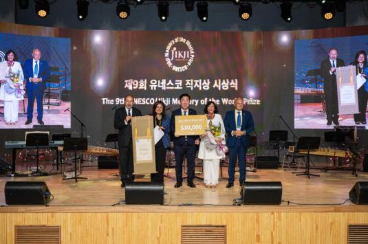 AUC Libraries Accepts UNESCO Prize in South Korea