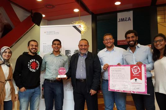 sensus_2018_award_picture_0.jpg Azzazy (center) with the winning team of AUC students