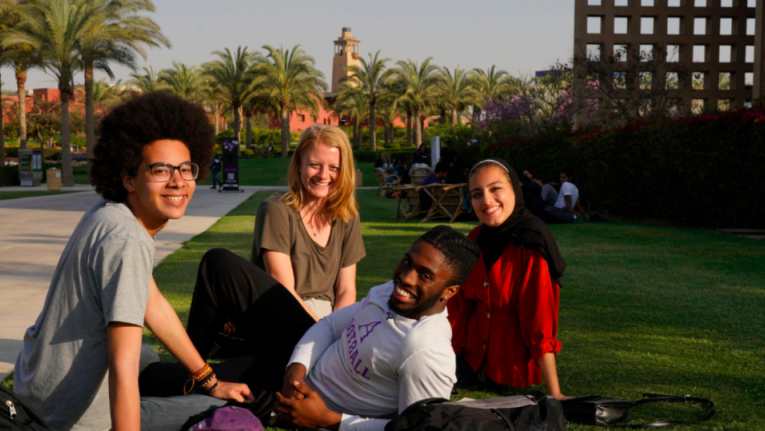 الجامعة تقدم منحا دراسية جديدة للطلاب المصريين والدوليين The