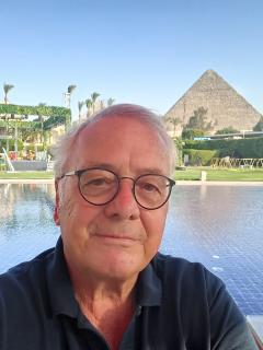 Picture of a man with the Pyramids at the back