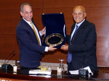 Provost Ehab Abdel-Rahman presented Professor Sir Magdi Yacoub with a silver plate in recognition of his "enduring commitment and remarkable impact in serving humanity"