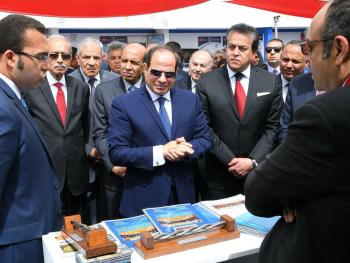 Alaa-Eldin Adris and Mohamed Abdelmoez presenting AUC's projects to Egyptian President Abdel Fattah El Sisi and other high-ranking government officials, photo courtesy of Egyptian presidency spokesperson