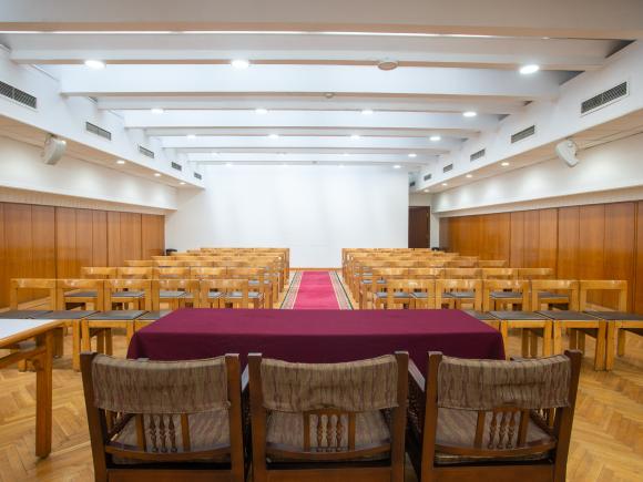 Chairs and a table in a classroom