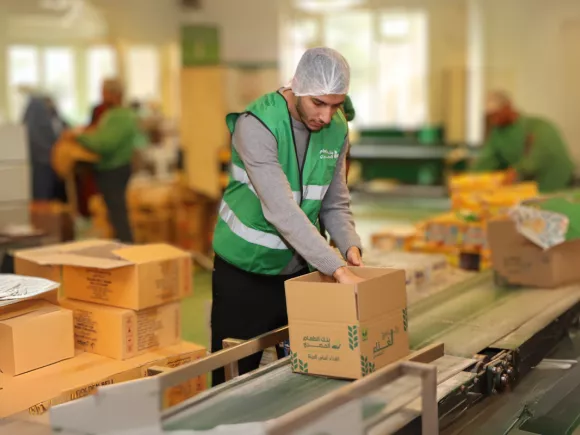 AUC students pack food boxes as part field visit to the Egyptian Food Bank 