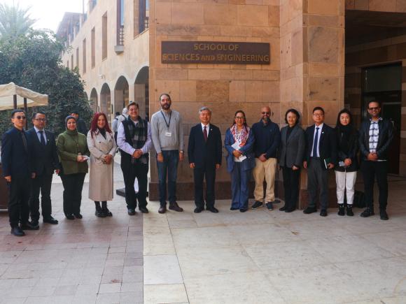 A group of people in front of the School of Sciences and Engineering