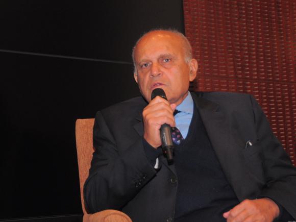 Sir Magdi Yacoub received a Global Impact Award from AUC in 2015, when he also came to AUC for a collaborative partnership between the University and the Magdi Yacoub Heart Foundation