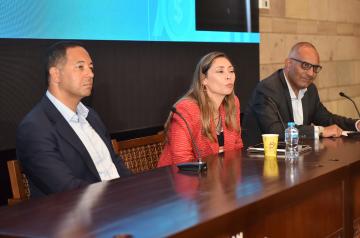 Alumni at a panel at a networking breakfast