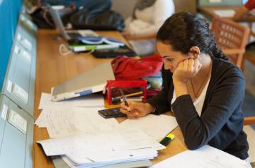 Student_studying_7008841-4000px_w.jpg Student_studying