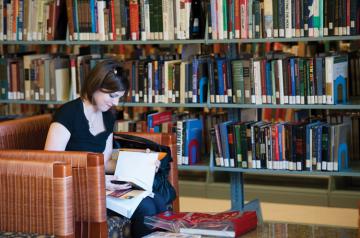 AUC students reading in library