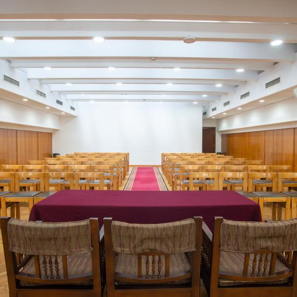 Chairs and a table in a classroom