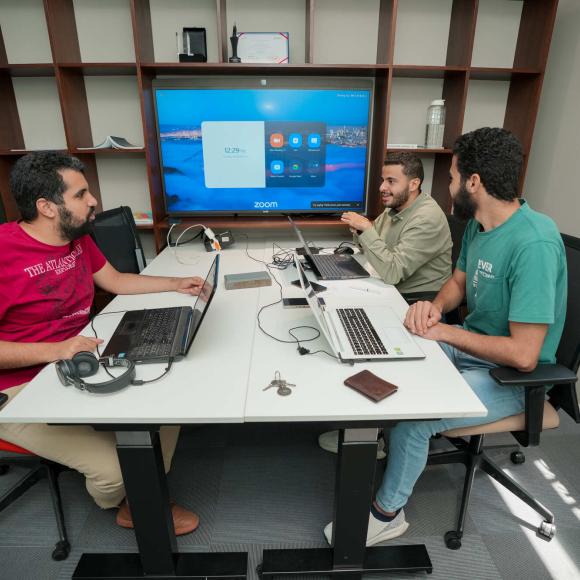 students in meeting room at auc innovation hub 