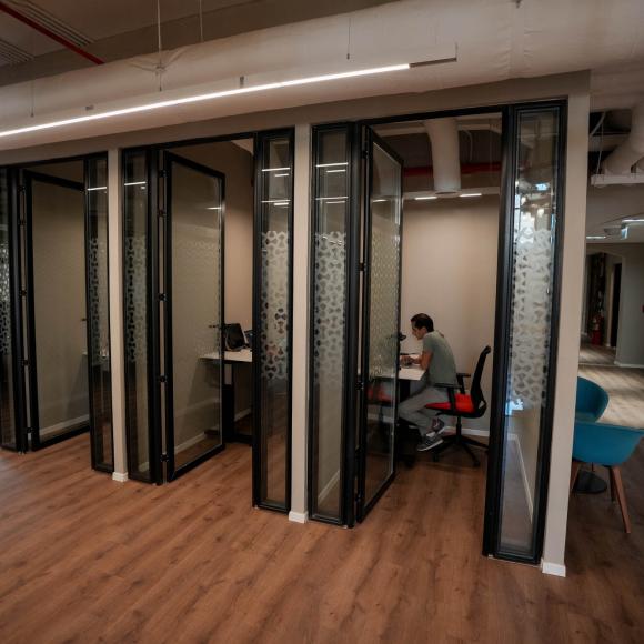 students in work booths at auc innovation hub 