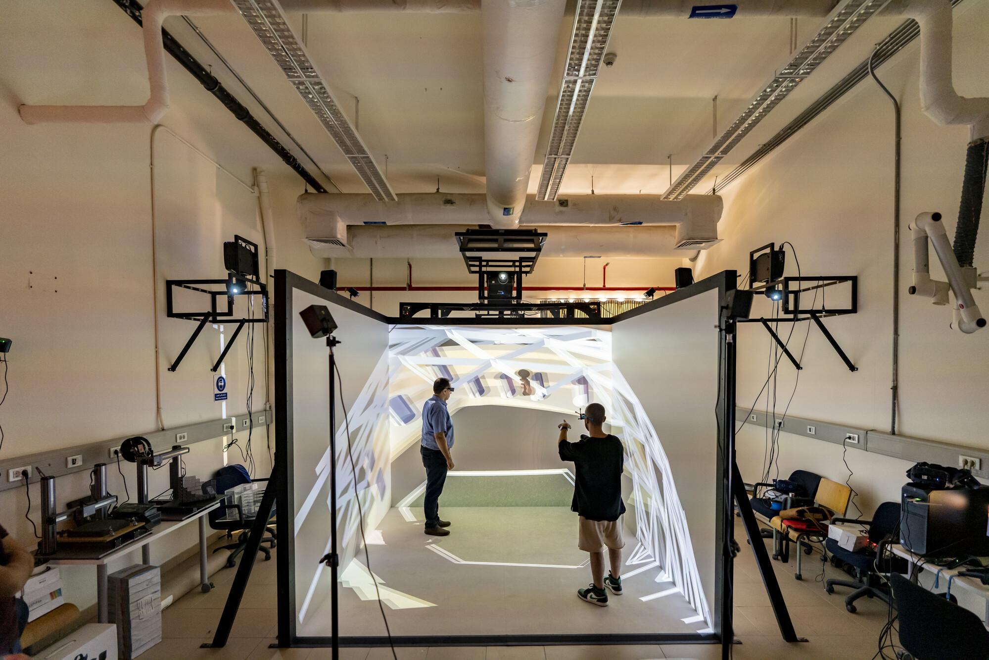 VR lab and with its equipment and projector